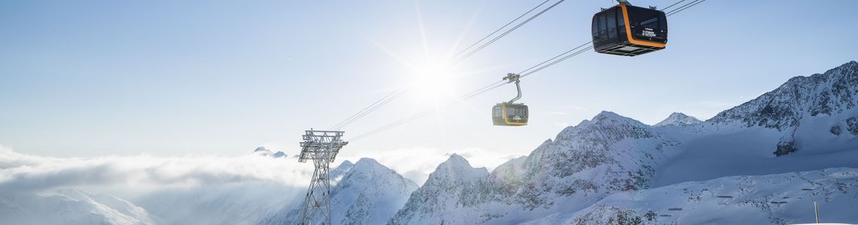 Skilift über Bergpanorama